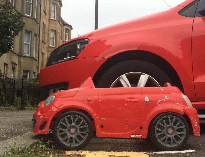 இரண்டு சிவப்பு நிறக் கார்கள்