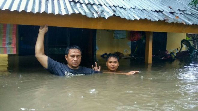 Warga sebuah desa di Bima, yang dumahnya terendam hingga ketinggian lebih dari 1 meter.