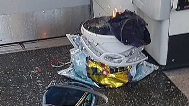 Un cubo en el interior de una bolsa de supermercado encontrado en el metro de Londres.