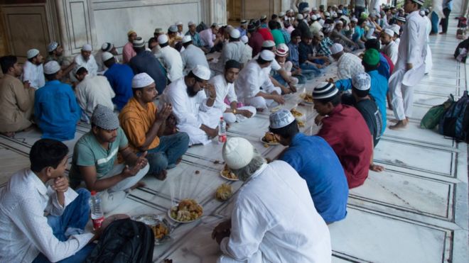 مسلمون يتناولون إفطارهم في المسجد الجامع في دلهي بالهند