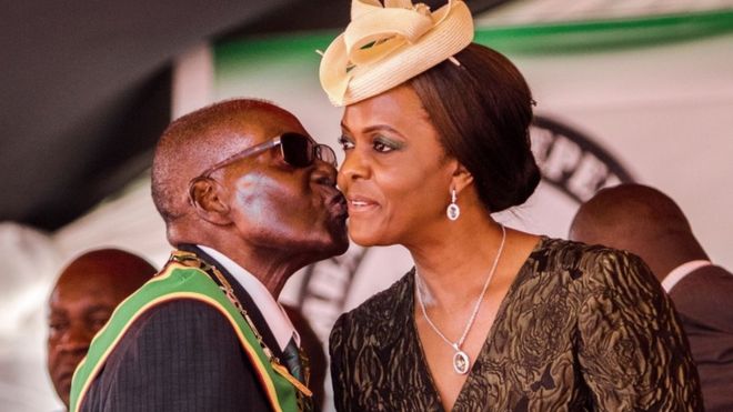 Robert Mugabe besa a su esposa Grace.