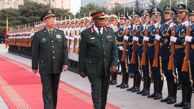 Tướng Lý Tác Thành, ủy viên Quân ủy Trung ương Trung Quốc, đón tiếp tướng Zimbabwe