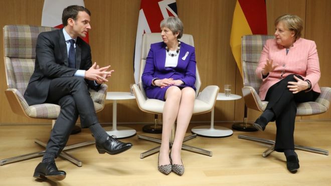 Theresa May (katikati), Angela Merkel (kulia) na Emmanuel Macron kushoto