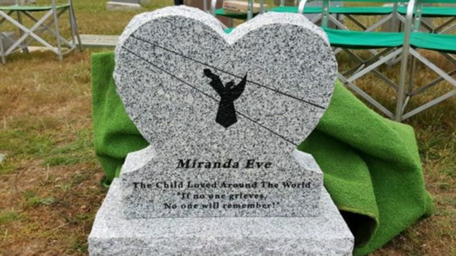 Lápida con el nombre de Miranda Eve.