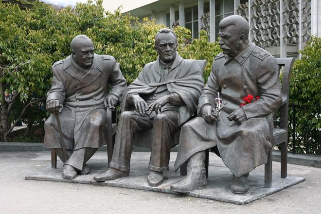 Монумент головним учасникам Ялтинської конференції - Йосипу Сталіну, Франкліну Рузвельту та Вінстону Черчіллю в Криму