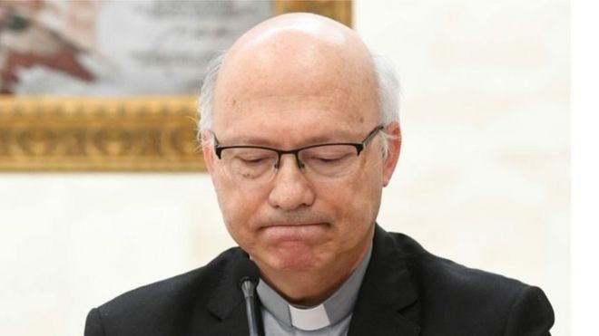 Luis Fernando Ramos Pérez, membro da conferência episcopal chilena, anuncia a demissão dos bispos chilenos