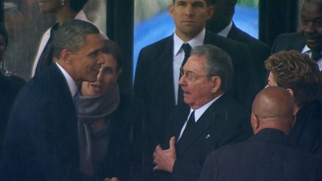 Saludo entre Raúl Castro y Obama durante funeral de Nelson Madela