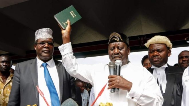 L'opposant Raila Odinga à sa prestation de serment, à sa gauche, l'avocat Tom Tajwang, député à l'assemblée.