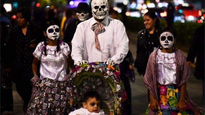 A family takes part in the Catrinas parade in Mexico City