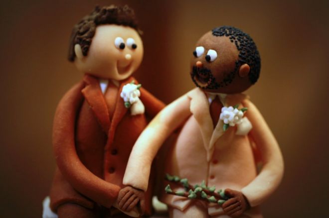 ஜென்னி டவ்னிங்: “பாதாம் மற்றும் முட்டையின் வெள்ளைக்கரு கலந்து செய்யப்பட்ட திருமண கேக் உருவங்களின் தொடுதல் தருணம்”