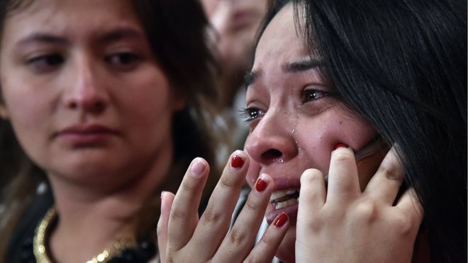 Una joven llora tras el resultado del plebiscito.