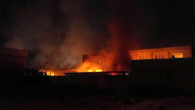 مقام های امنیتی محلی می گویند معترضان دو مدرسه در منطقه را به آتش کشیدند
