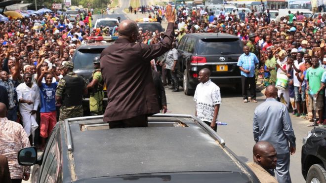 Msafara wa rais John Pombe Magufuli ulisimamishwa na raia ulipokuwa ukielekea Jijini Dar es Salaam kutoka Dodoma