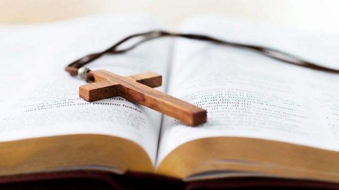 Bíblia com crucifixo