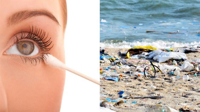 Imagens mostram mulher usando cotonete e lixo de plástico acumulado na areia da praia