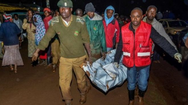 Boqolaal qof ayaa ku guryahooda ka barakacay kaddib markii uu ku fatahay biyo xireen karkaarada jabasaday dalka Kenya.