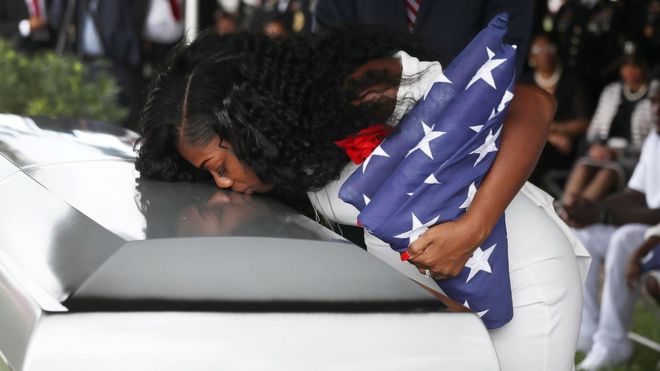 Myeshia Johnson lloró sobre el féretro de su marido durante su entierro en Hollywood, Florida
