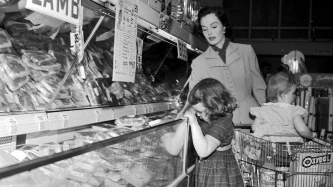 Refrigerador em supermercado dos anos 1950