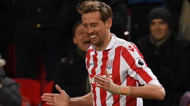 Mshambuliaji wa Stoke na Uingereza Peter Crouch, 36, analengwa kusajiliwa na Chelsea baada ya majeruhi kumnyima Andy Carroll , 29, fursa ya kuhamia klabu hiyo.(Telegraph)