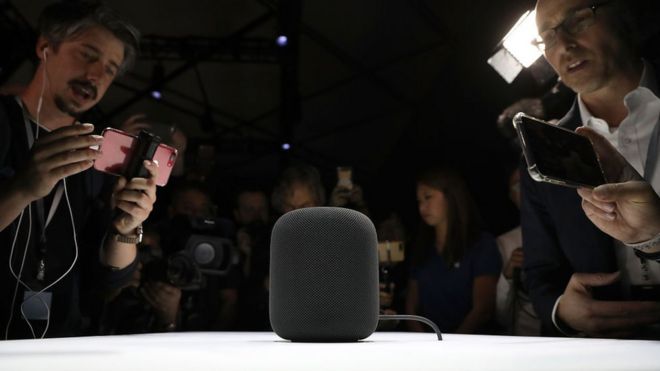 Gente mirando el recién lanzado HomePod.