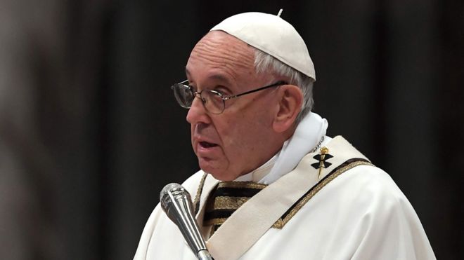 Papa Francisco celebrando misa.