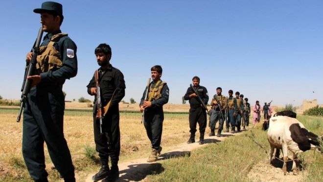 Oficiais de segurança afegãos em patrulha em Helmand (08 de junho de 2017)