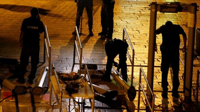 Israeli security forces removing the metal detectors, Jerusalem, 25 July 2017