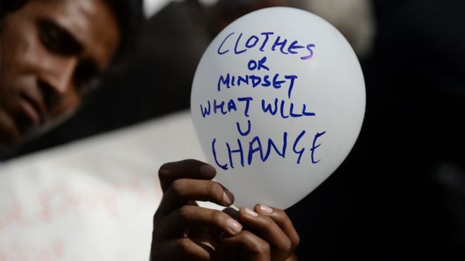 பாலியல் வல்லுறவு காரணம் குறித்து கேள்வி எழுப்பும் பதாகை