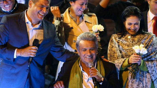 Lenín Moreno (sentado) celebra junto a Rafael Correa y su esposa, Rocío Gonzalez.