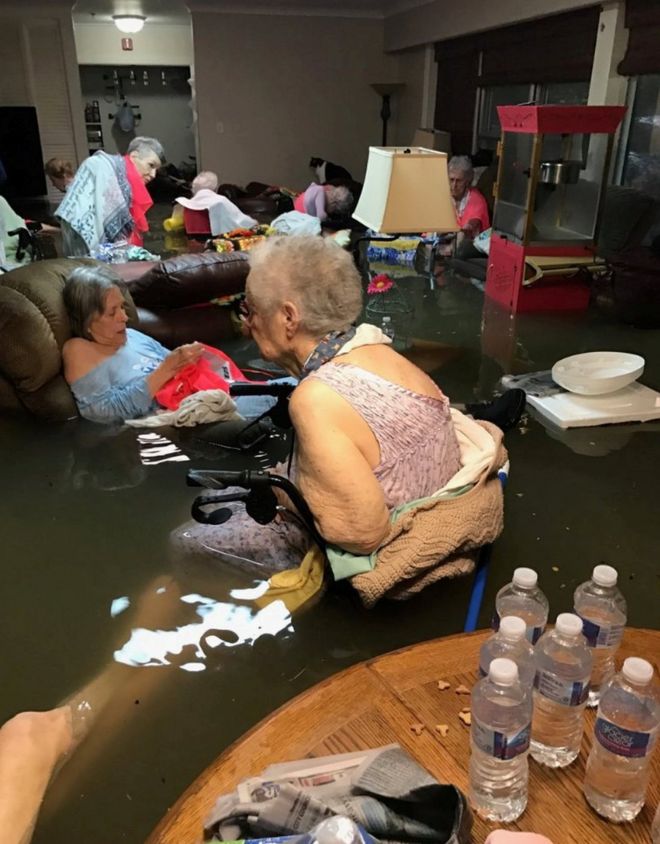 அமெரிக்காவின் டெக்ஸாஸ் மாநிலத்தின் 'ல விற்றா பெல்லா' முதியோர் பராமரிப்பு இல்லத்தில் குடியிருந்த அனைவரும் மீட்கப்பட்டனர்