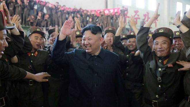 Kim Jong-un celebra el 4 de julio rodeado de militares norcoreanos el éxito en el lanzamiento de un misil intercontinental
