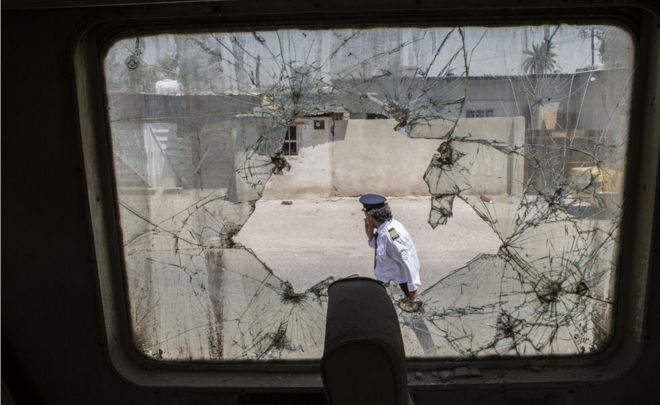 Ali al Karkhi visto a través de una ventana rota