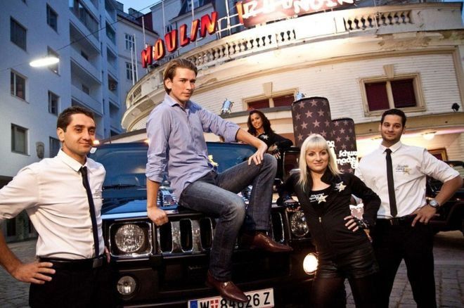 "Black is Cool": Sebastian Kurz (ngồi trên xe) trong bức ảnh vận động tranh cử năm 2011