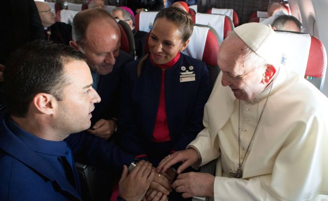 El papa Francisco celebrando el matrimonio de Paula Podest y Carlos Ciufffardi durante el vuelo entre Santiago y la ciudad de Iquique, el 18 de enero de 2018.