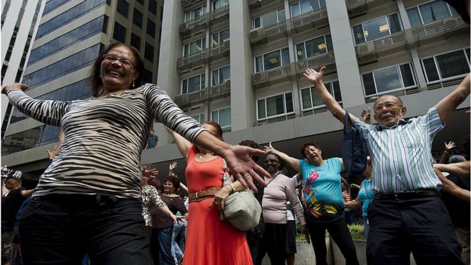 Idosos dançam no centro de São Paulo em comemoração no Dia do Idoso