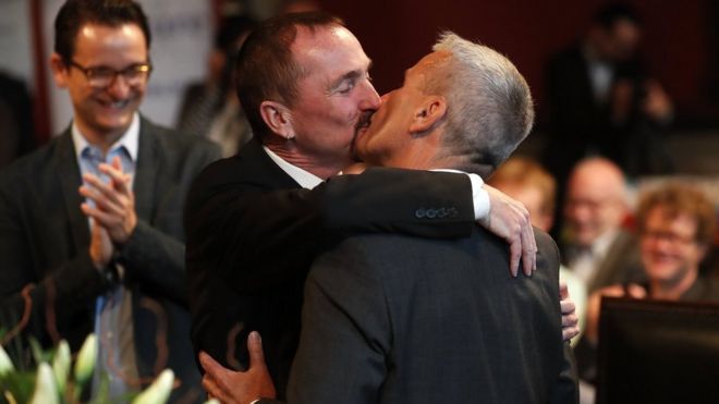 Karl Kreile (L) kisses Bodo Mende during the first civil wedding ceremony between two men in Berlin, Germany (01 October 2017)