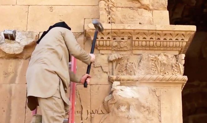 تخریب مجسمهها در شهر باستانی هترا در استان نینوای عراق