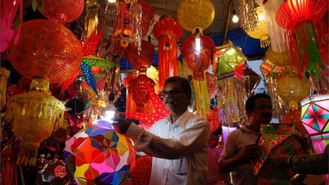 மும்பை கடைத்தெருவில் அலங்கார பொருட்கள் விற்கப்படுகின்றன.