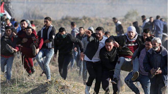 На границе сектора Газа израильские военные открыли огонь по палестинцам, которые попытались забросать камнями пограничный блок-пост