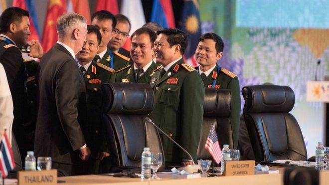 Bộ trưởng Quốc phòng Mỹ Việt gặp nhau bên lề Hội nghị Bộ trưởng Quốc phòng ASEAN mở rộng (ADMM-Plus) tại Manila, Philippines.