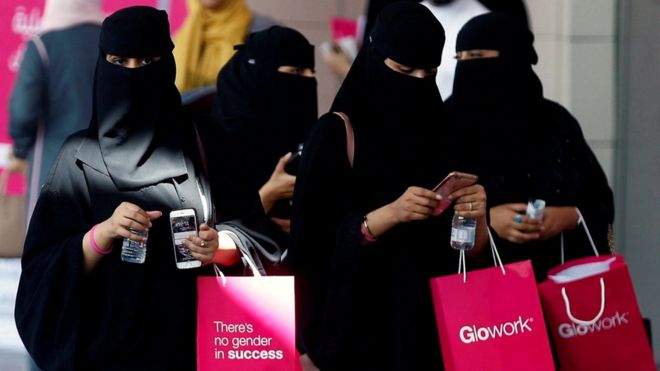 Mulheres sauditas em feira de entidade de promoção das mulheres em Riad