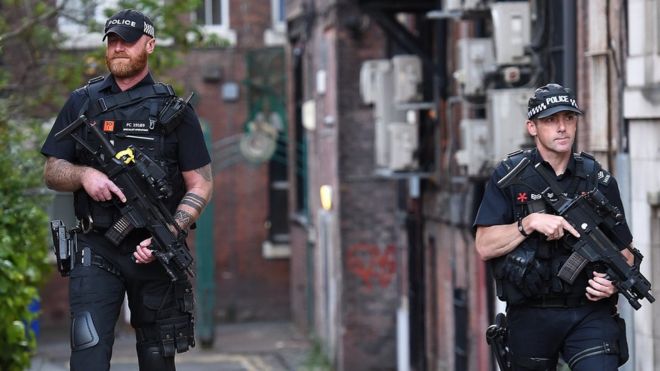 Policías armados en un operativo en Manchester.