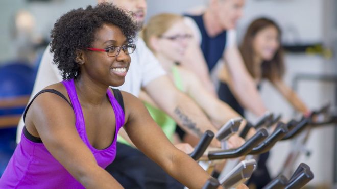 Pessoas fazem exercício em bicicletas ergométricas