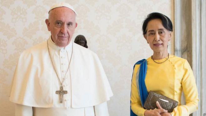 Papa Francis akiwa na kiongozi mkuu wa wa Myanmar Aung San Suu Kyi