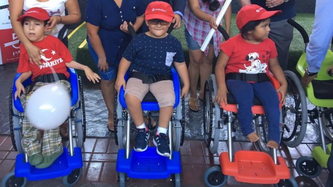 Niños en Perú con la silla de ruedas