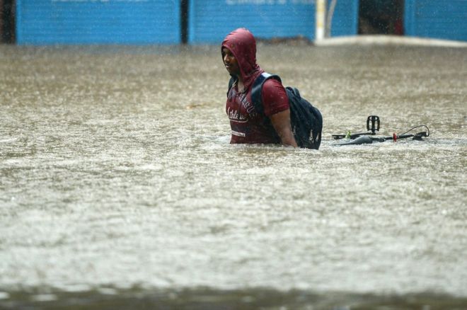 இந்தியாவின் வணிக தலைநகரான மும்பையில் பெய்த பருவமழையால் இடுப்பளவுக்கு தண்ணீர் பெருகி வெள்ளப்பெருக்கு ஏற்பட்டது. கடந்த செவ்வாய்கிழமை விமான பயணங்கள், ரயில் சேவைகள் ரத்து செய்யப்பட்டன.