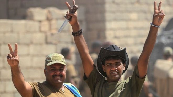 Iraqi forces flash "victory" sign near Ayadiya (30/08/17)