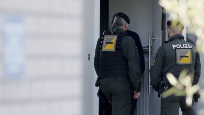 Police officers stand in front of the house where a suspect in the bombing attack on team bus of Borussia Dortmund was arrested, in Rottenburg (21 April 2017)