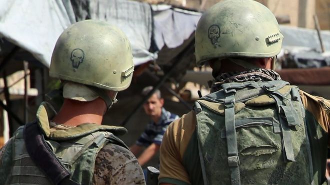تنظيم الدولة ينشر فيديو يظهر جنديين روسيين أسرهما في دير الزور _98125322_mediaitem98125321