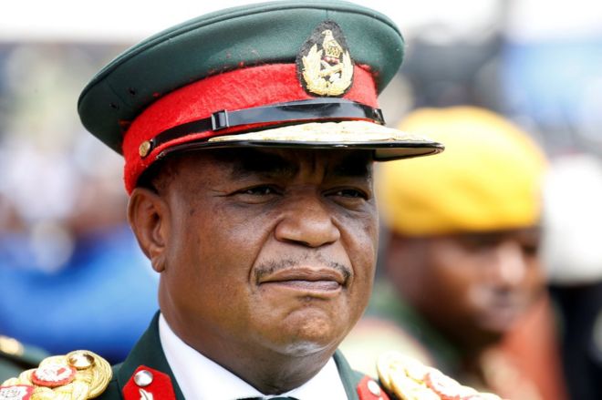 Mkuu wa jeshi jenerali Constantino Chiwenga, mtu aliyeongoza mapinduzi ya Robert Mugabe akitazama kuapishwa kwa Mnangagwa